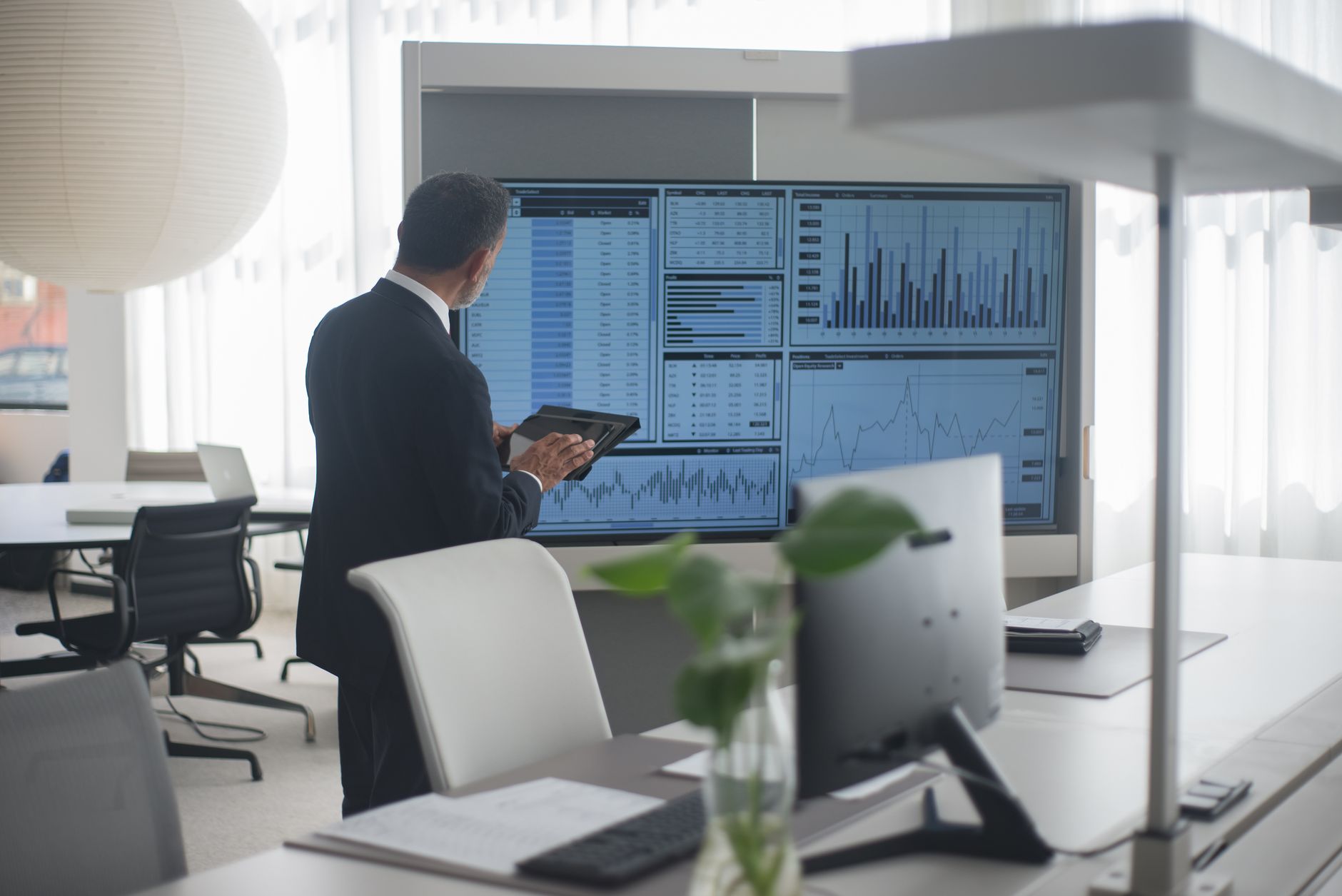 Finanzexperte analysiert BaFin-Regulierungen am Desktop